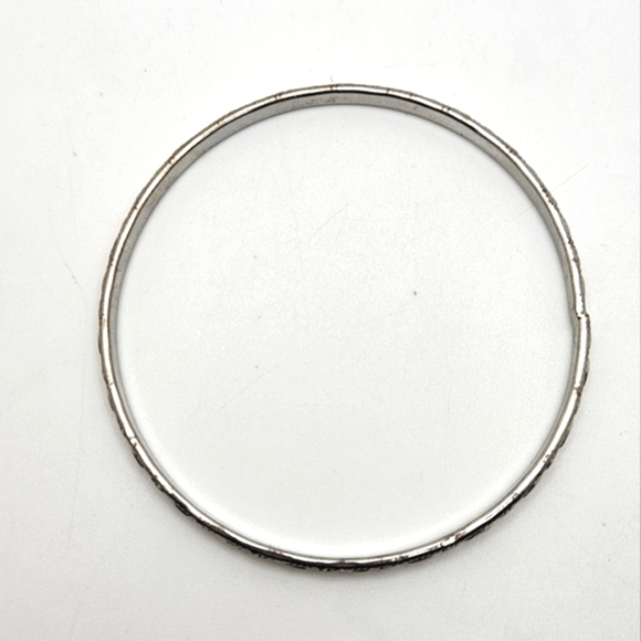 ๐ข3/$19๐ข Carved Design Silver Tone Bangle Bracelet - Picture 3 of 4